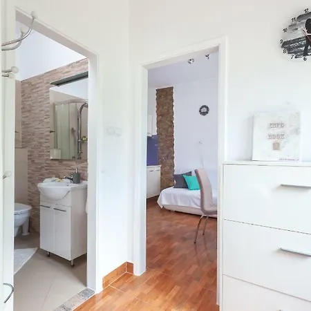 R Apartment *