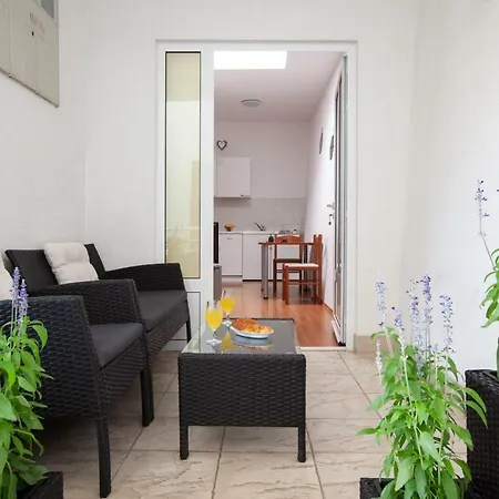 R Apartment *