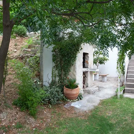 Apartman R *